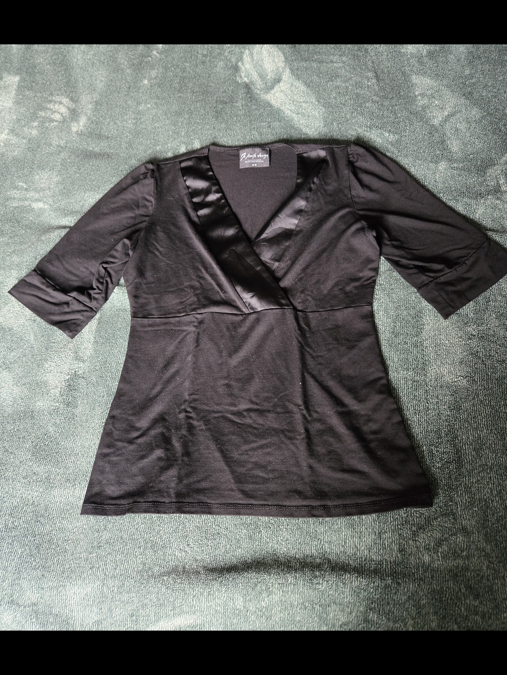 No Limits Design Black V-Neck Satin Trim Top — Size XS 🖤